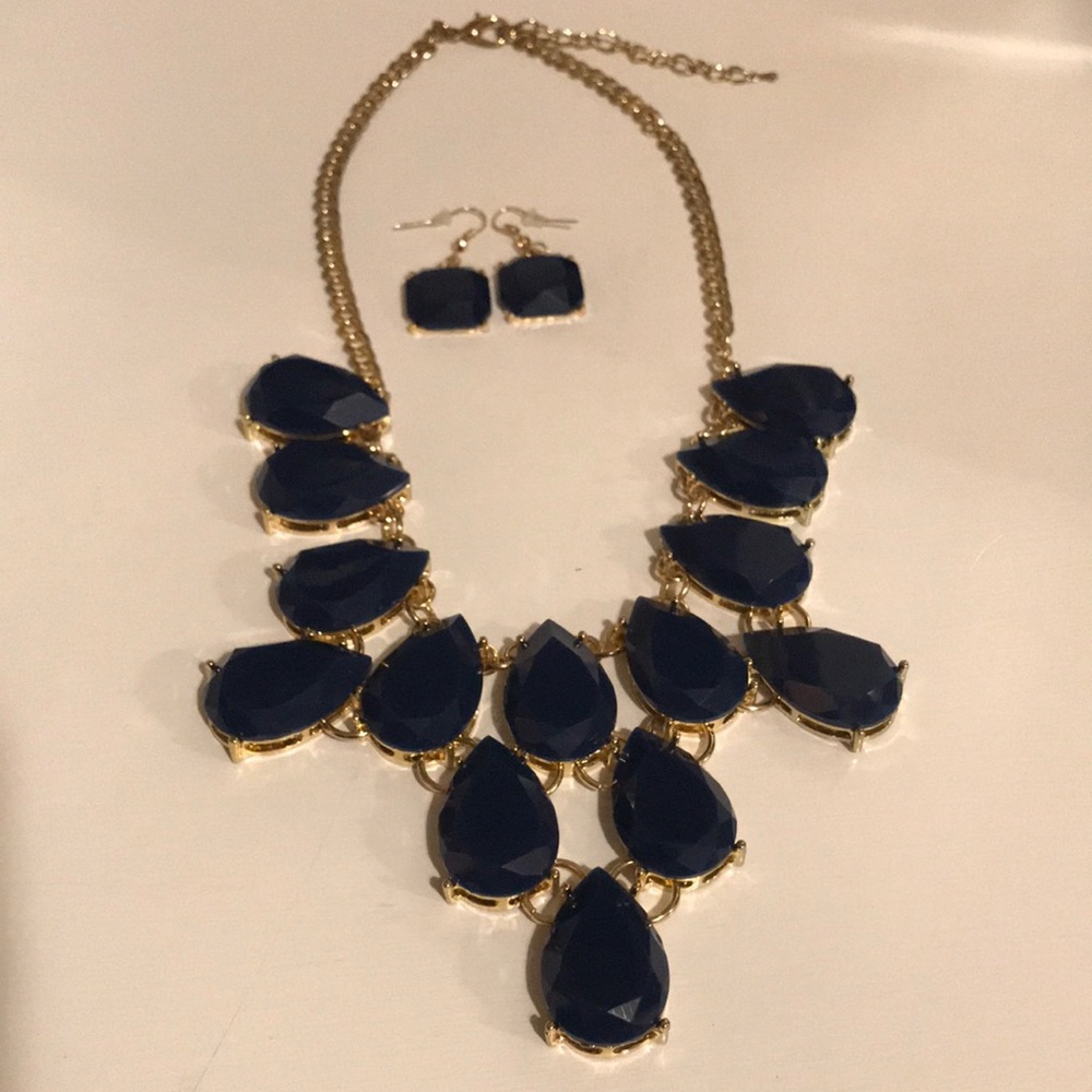 ❗️LAST CHANCE- NEW! Set of Faceted Necklace and Matching Earrings